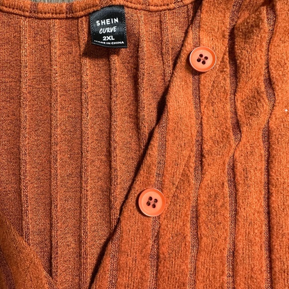 SHEIN Rust Button-Down Ribbed Top - Picture 3 of 4